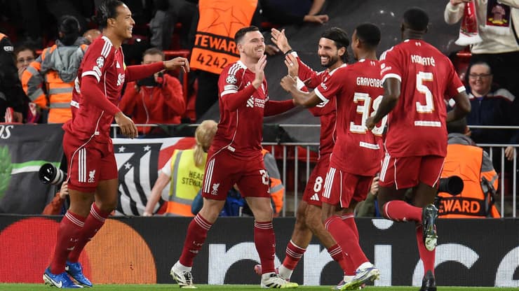 שחקני ליברפול חוגגים עם אנדי רוברטסון