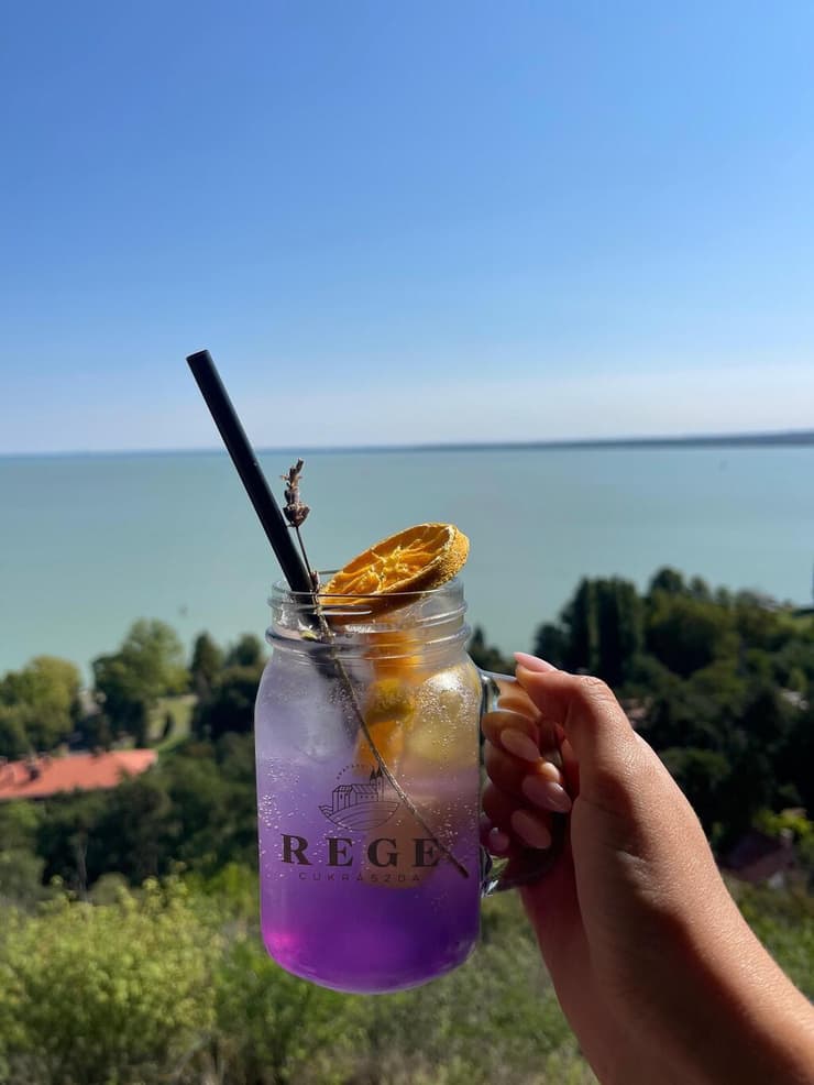 משקה סגול, איך לא, בבית הלבנדר (צילום: ליהיא גורדון) משקה סגול, איך לא, בבית הלבנדר