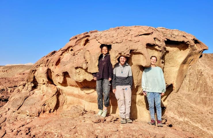 צוות מסמני השבילים החדשים בפארק תמנע