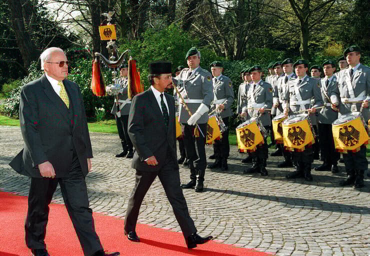 חסנאל בולקיה לצד נשיא גרמניה לשעבר רומן הרצוג (צילום: AP Photo/Mark Baker) חסנאל בולקיה לצד נשיא גרמניה לשעבר רומן הרצוג