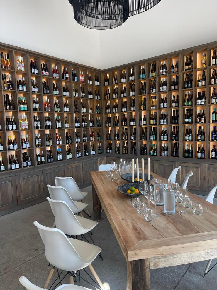 מבחר אינסופי של יינות (צילום: ליהיא גורדון) מבחר אינסופי של יינות