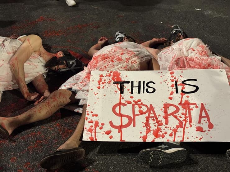 מחאת הארונות מול מעון רה״מ בירושלים בקריאה לסיום המלחמה ושחרור החטופים בעסקה