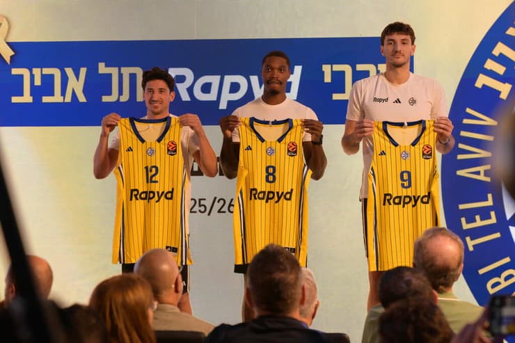 רומן סורקין, לוני ווקר וג'ון דיברתולומיאו מציגים את המדים החדשים של מכבי ת"א (צילום: יובל חן) שחקני מכבי ת"א רומן סורקין לוני ווקר וג'ון דיברתולומיאו