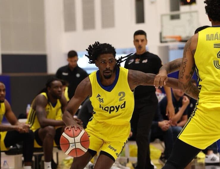 קלארק בדרך לסל (צילום: האתר הרשמי של מכבי ת"א) קלארק