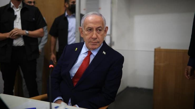 נתניהו באולם בית המשפט. "אין סוללת ראיונות, זה פשוט מגוחך" (צילום: איתי רון) נתניהו באולם בית המשפט