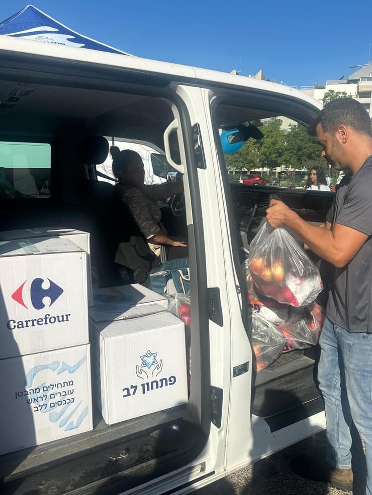 הארגזים בדרך למשפחות (צילום: פתחון לב) ההפנינג של פתחון לב בראשון לציון