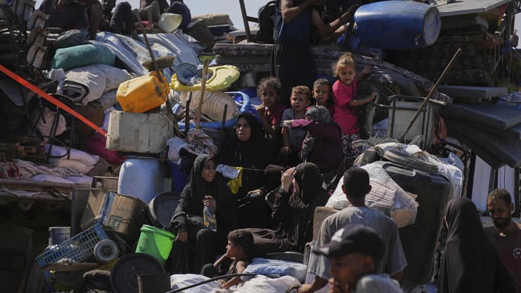 עקורים פלסטינים נוהרים לכיוון דרום הרצועה