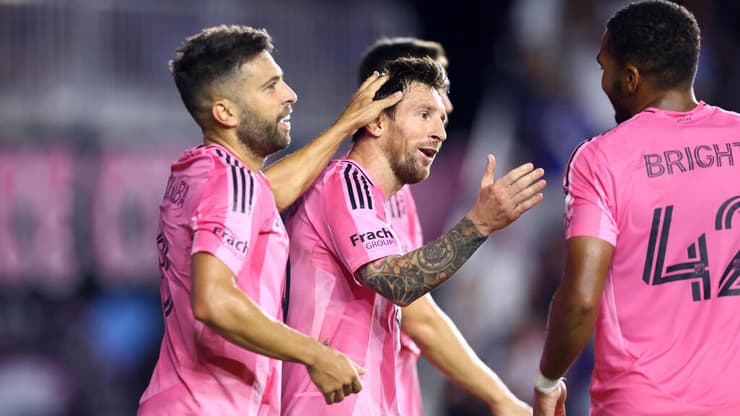 מסי ואלבה חוגגים מול סאונדרס (צילום: Megan Briggs/Getty Images) מסי ואלבה חוגגים מול סאונדרס