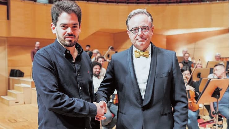 להב שני וראש ממשלת בלגיה בארט דה ובר שהגיע כדי להתנצל