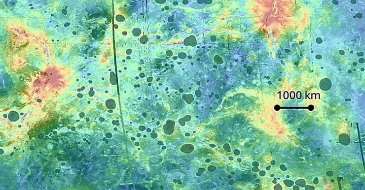 הדפוסים הייחודיים של נוגה, דמויי הכתרים (בירוק), לצד אזורים גבוהים יותר (בכתום)