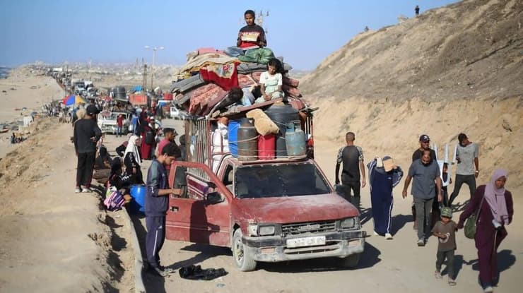 העקורים העזתים מתפנים מהעיר עזה