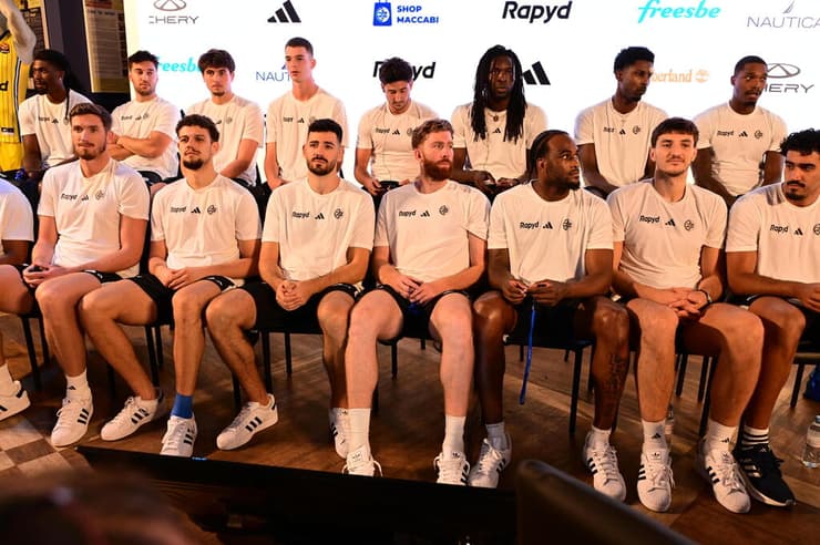 "אנחנו מנסים ליצור תלכיד". שחקני מכבי ת"א (צילום: יובל חן) שחקני מכבי ת"א במסיבת העיתונאים לרגל פתיחת העונה