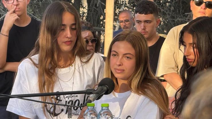 גלי, בתו של טל אילון ז"ל (צילום: רוני גרין שאולוב) גלי בתו של טל אילון ז"ל שנרצח בכפר עזה ב-7 באוקטובר מדברת בטקס הבאת גופתו לקבורה קבועה בקיבוץ