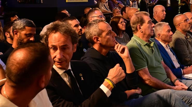 מכבי ת"א פותחת עונה (צילום: יובל חן) שחקני מכבי ת"א במסיבת העיתונאים לרגל פתיחת העונה, שמעון מזרחי, עודד קטש, קלואודיו קולדבלה