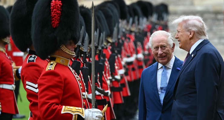 לצד המלך צ'רלס במסדר כבוד למענו בביקור רשמי בבריטניה, 17 בספטמבר