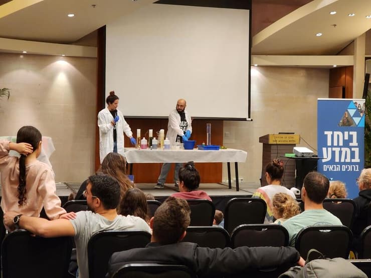 ניסוי מדעי בליל המדענים במכון דוידסון לחינוך מדעי (צילום: איתי בלסון) ניסוי מדעי בליל המדענים במכון דוידסון לחינוך מדעי