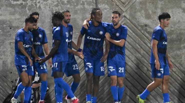 שחקני מכבי פ"ת חוגגים (ראובן שוורץ) שחקני מכבי פ"ת חוגגים