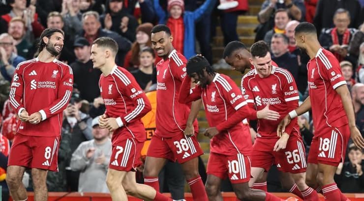שחקני ליברפול חוגגים עם רוברטסון (IMAGO) שחקני ליברפול חוגגים עם רוברטסון