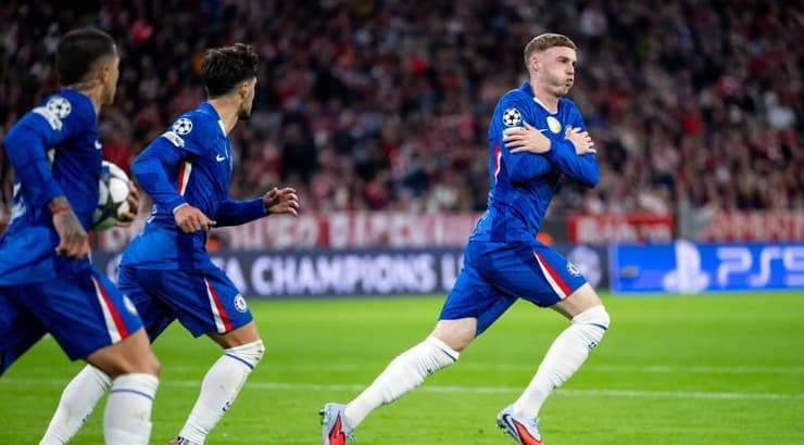 שחקני צ'לסי חוגגים עם קול פאלמר (IMAGO) שחקני צ'לסי חוגגים עם קול פאלמר