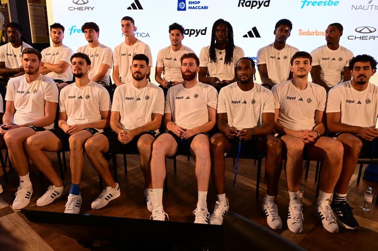 "יש שחקנים שלא הגיעו אפילו לשלב המו"מ. שחקני מכבי ת"א (צילום: יובל חן) שחקני מכבי ת"א במסיבת העיתונאים לרגל פתיחת העונה