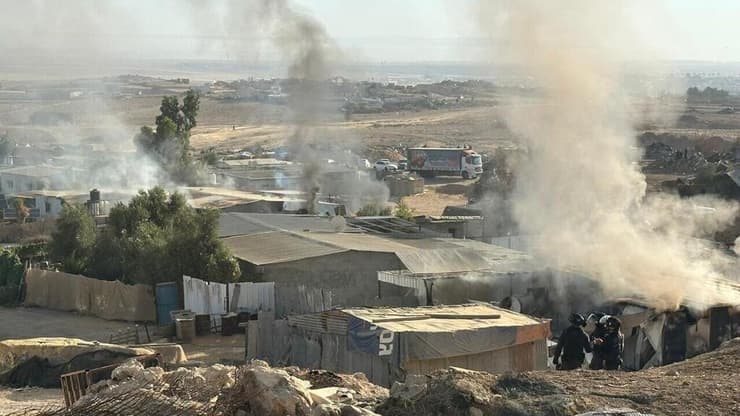 כוחות משטרה גדולים ליוו את רמ"י לאכיפת הצו (צילום: דוברות המשטרה) מבצע אכיפה משטרתי לפינוי צביר 999 בנגב