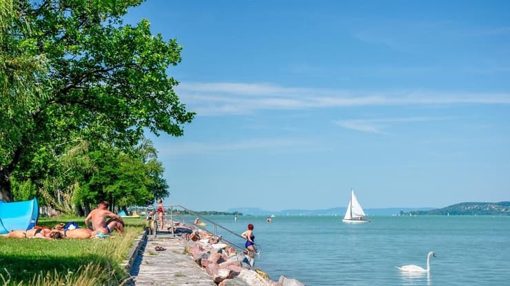 ברבורים, סירות מפרש ומים כחולים - האגם שכבש אותנו (צילום: A great shot of / shutterstock) אגם בלטון