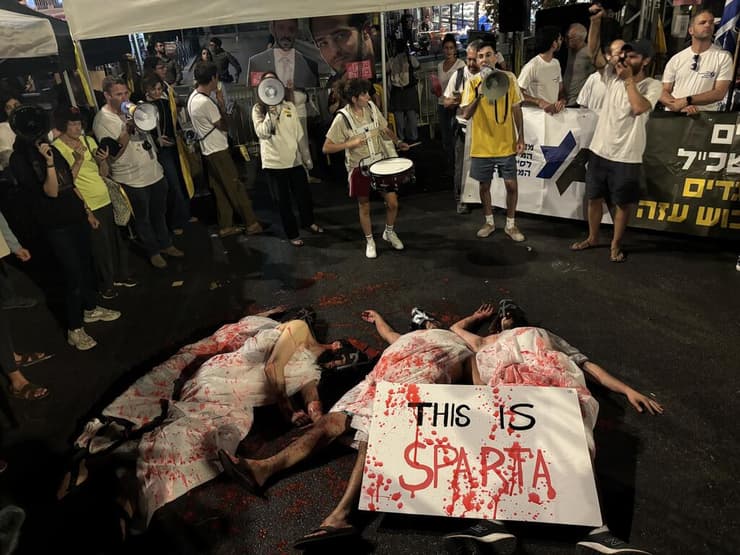 מחאת הארונות מול מעון רה״מ בירושלים בקריאה לסיום המלחמה ושחרור החטופים בעסקה