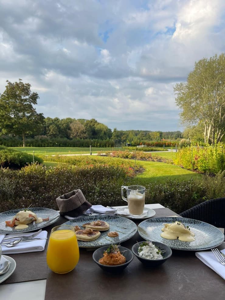 ארוחה מול הנוף הכפרי (צילום: ליהיא גורדון) ארוחה מול הנוף הכפרי