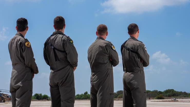 מימין: מפקדי טייסות ה-F-35, התדלוק, המסוקים והכטמ"מים. “נמשיך להמריא קדימה עם תקווה ואמונה, לכידות ושותפות גורל, נפרוץ את גבולות הדמיון" 