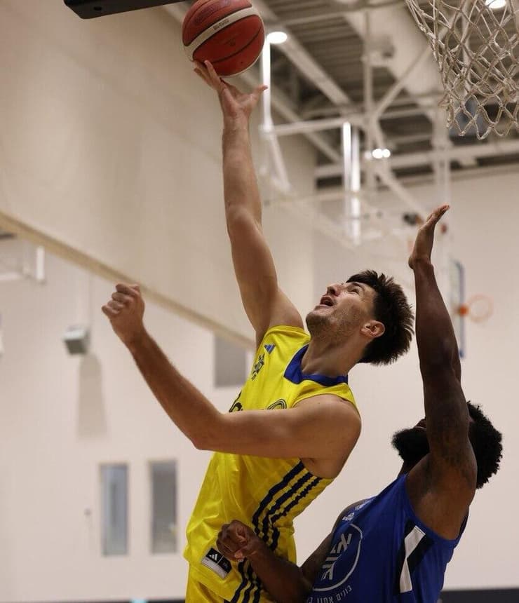 סורקין קולע עוד שתי נקודות (צילום: האתר הרשמי של מכבי ת"א) סורקין