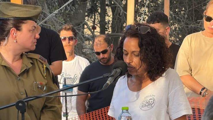 מזי, אשתו של טל בטקס בכפר עזה (צילום: רוני גרין שאולוב) מזי אשתו של טל אילון ז"ל שנרצח בכפר עזה ב-7 באוקטובר מדברת בטקס הבאת גופתו לקבורה קבועה בקיבוץ