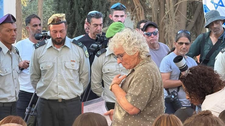 ליאורה, אמו של טל אילון ז"ל, היום בכפר עזה (צילום: רוני גרין שאולוב) ליאורה אמו של טל אילון ז"ל שנרצח בכפר עזה ב-7 באוקטובר מדברת בטקס הבאת גופתו לקבורה קבועה בקיבוץ