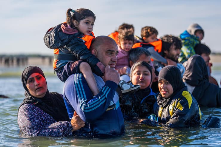 צרפת לא הגבירה את האכיפה, הכול "דיבורי בלה בלה". מהגרים בתעלת למאנש (צילום: Carl Court/Getty Images) מהגרים חוצים ב סירה סירות את תעלת למאנש מחופי צרפת באזור גרבלין שליד העיר קאלה לכיוון אנגליה בריטניה 25 באוגוסט