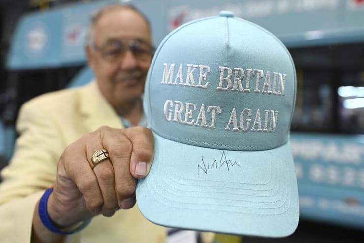 תומך של נייג'ל פראג' מנהיג מפלגת הימין העמוק ב בריטניה Reform UK ב כנס של המפלגה ב ברמינגהאם 5/6 בספטמבר