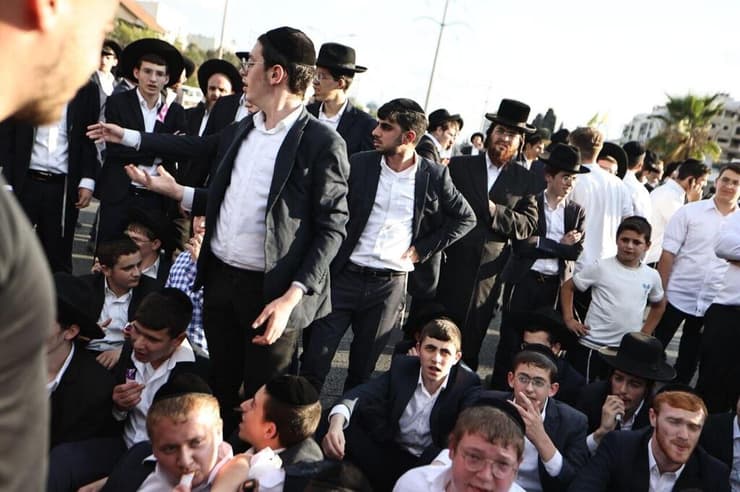 הפגנת  חרדים בצומת קוקה קולה