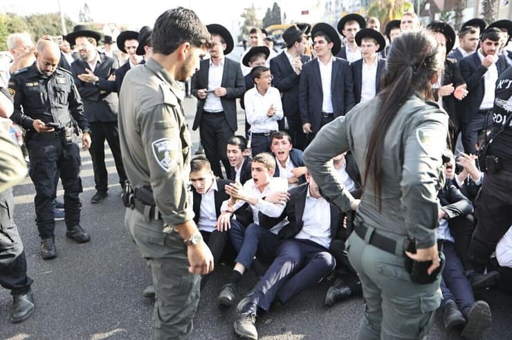 הפגנת  חרדים בצומת קוקה קולה