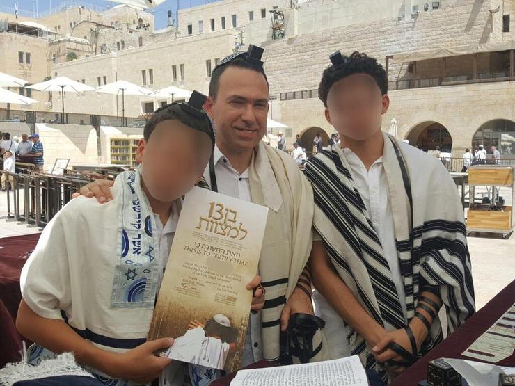 האבא לאונרד עם בניו ד' (מימין) וי'