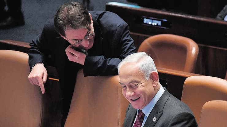 רה"מ ביקש לעיין בנוסח, הדיון נדחה. ביסמוט ונתניהו במליאה (צילום: יואב דודקביץ') בועז ביסמוט עם בנימין נתניהו