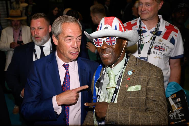 תומך של נייג'ל פראג' מנהיג מפלגת הימין העמוק ב בריטניה Reform UK ב כנס של המפלגה ב ברמינגהאם 5/6 בספטמבר