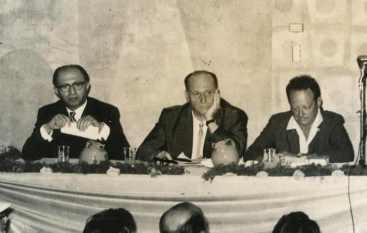 יגאל אלון (מימין) ומנחם בגין (משמאל) (צילום: מרכז מורשת בגין) יגאל אלון (מימין) ומנחם בגין (משמאל)