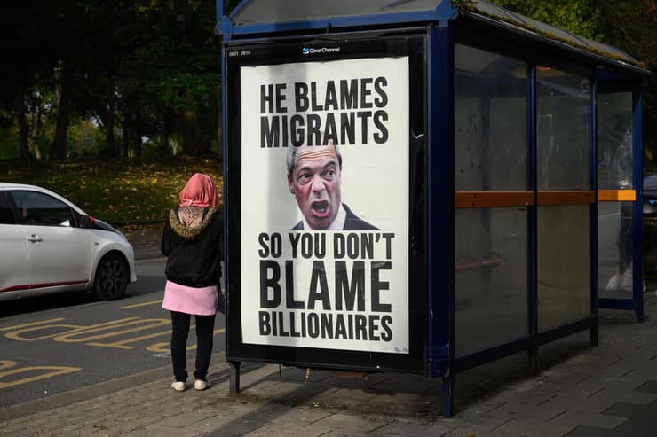 שלט נגד נייג'ל פראג' מנהיג מפלגת הימין העמוק ב בריטניה Reform UK ב ברמינגהאם 6 בספטמבר