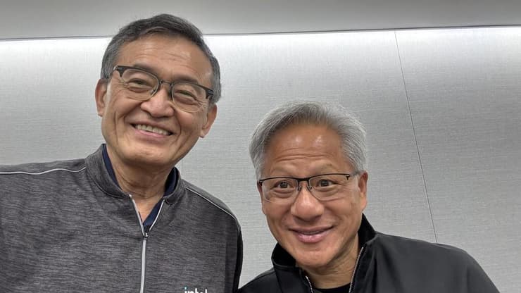 מימין: ג'נסן הואנג, מנכ"ל אנבידיה, ליפ-בו טאן, מנכ"ל אינטל