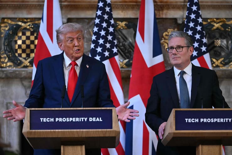 סטרמר וטראמפ (צילום: ANDREW CABALLERO-REYNOLDS / AFP) הצהרת נשיא ארה"ב דונלד טראמפ וראש ממשלת בריטניה קיר סטרמר