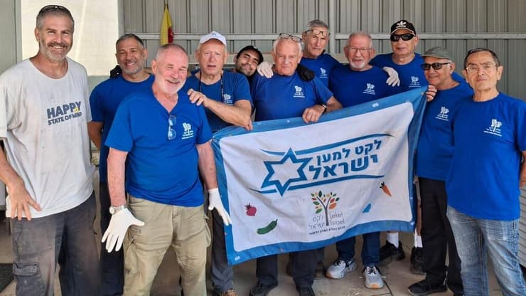 קוטפים, משנעים, ממיינים ותורמים – שרשרת עשיית הטוב של לקט ישראל (צילומים באדיבות הארגון) לקט ישראל - חלוקת סלים לראש השנה