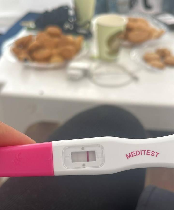 חן פיבנב אוחזת בבדיקת ההריון באוהל השבעה של הבעלה איגור