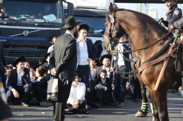 הפגנת  חרדים בצומת קוקה קולה