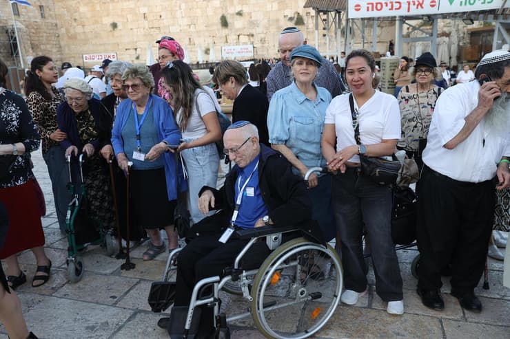 ניצולי השואה בכותל המערבי (צילום: אלכס קולומויסקי) ניצולי השואה בכותל המערבי