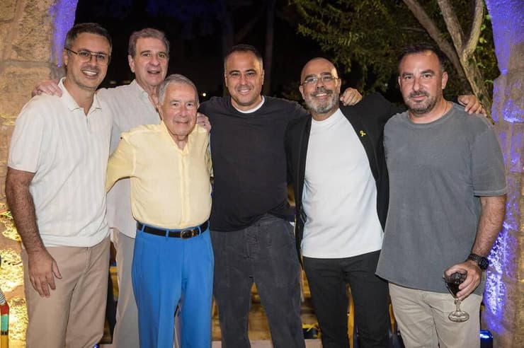 הבעלים והנהלת מכבי ת"א בארוחה משותפת לאחר אירוע פתיחת העונה (צילום: ספי מגריזו, מכבי ת"א) דני פדרמן, אודי רקנאטי, עדי פדרמן, אבי בן טל המנכ"ל ושי רקנאטי