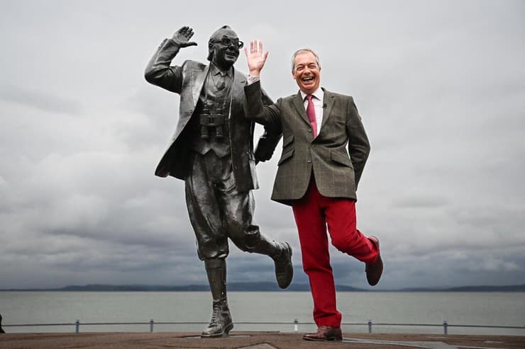 נייג'ל פראג' בביקור בצפון-מערב אנגליה באפריל