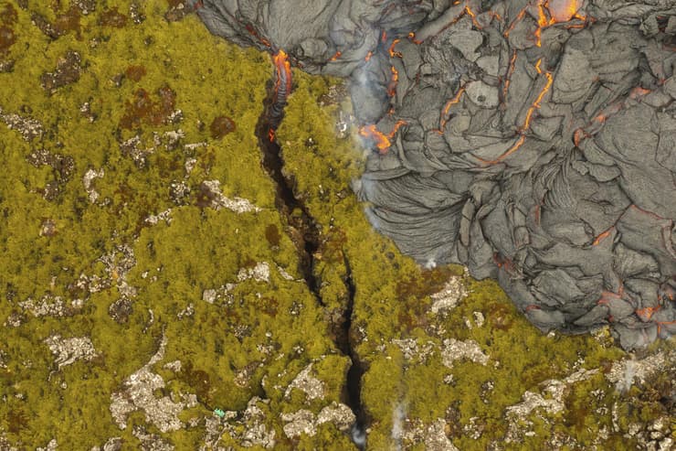 לבה געשית הורסת את הטבע האיסלנדי